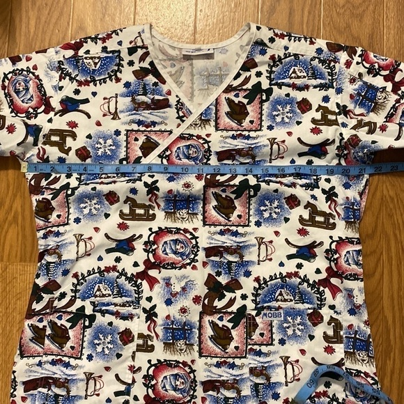 Mobb Women's Blue White Classic Christmas Winter Theme Scrub Top (Size Medium) - Picture 4 of 9